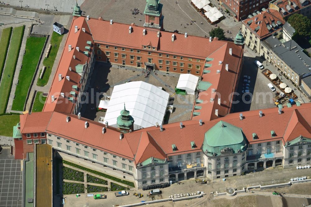 Aerial image Warschau - Center of the historic Warsaw Old Town of Warsaw in Poland. The old town houses and streets on the market square were rebuilt largely true to the original and are a World Heritage Site by UNESCO. In the picture displayed the The Royal Castle in Warsaw