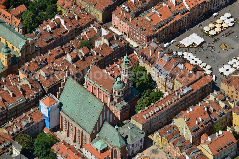 Aerial photograph Warschau - Center of the historic Warsaw Old Town of Warsaw in Poland. The old town houses and streets on the market square were rebuilt largely true to the original and are a World Heritage Site by UNESCO