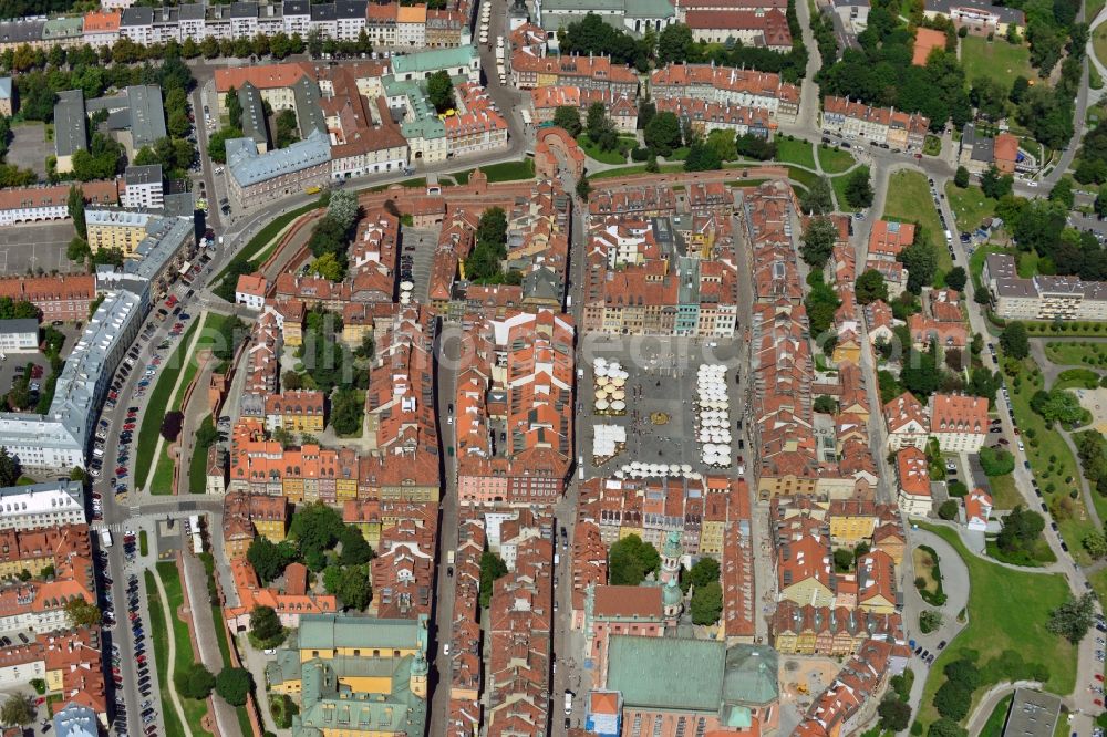 Warschau from the bird's eye view: Center of the historic Warsaw Old Town of Warsaw in Poland. The old town houses and streets on the market square were rebuilt largely true to the original and are a World Heritage Site by UNESCO