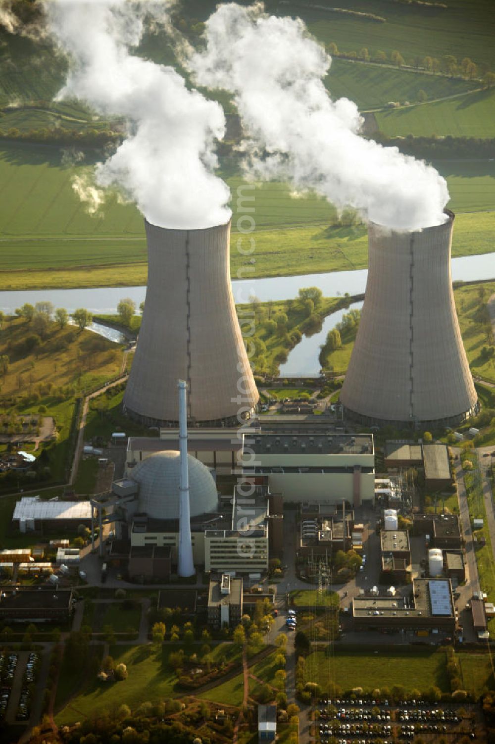 Aerial image Grohnde - Kernkraftwerk KKW / Atomkraftwerk AKW Grohnde KWG an der Weser in Niedersachsen. Nuclear power station NPS / atomic plant Grohnde at the Weser river in Lower Saxony.