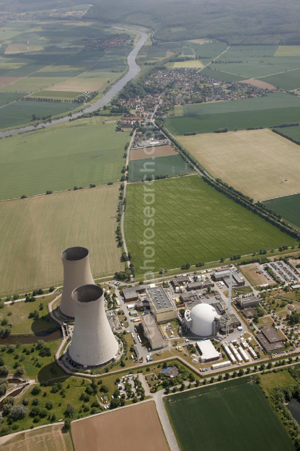 Grohnde from the bird's eye view: Kernkraftwerk KKW / Atomkraftwerk AKW Grohnde KWG an der Weser in Niedersachsen. Nuclear power station NPS / atomic plant Grohnde at the Weser river in Lower Saxony.