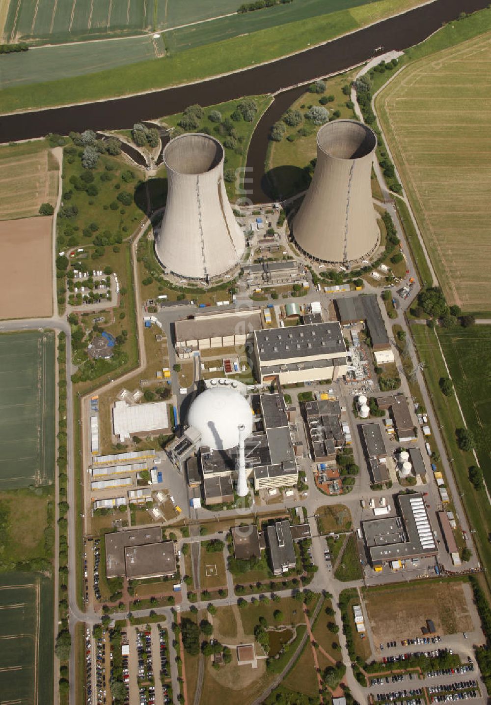 Aerial photograph Grohnde - Kernkraftwerk KKW / Atomkraftwerk AKW Grohnde KWG an der Weser in Niedersachsen. Nuclear power station NPS / atomic plant Grohnde at the Weser river in Lower Saxony.