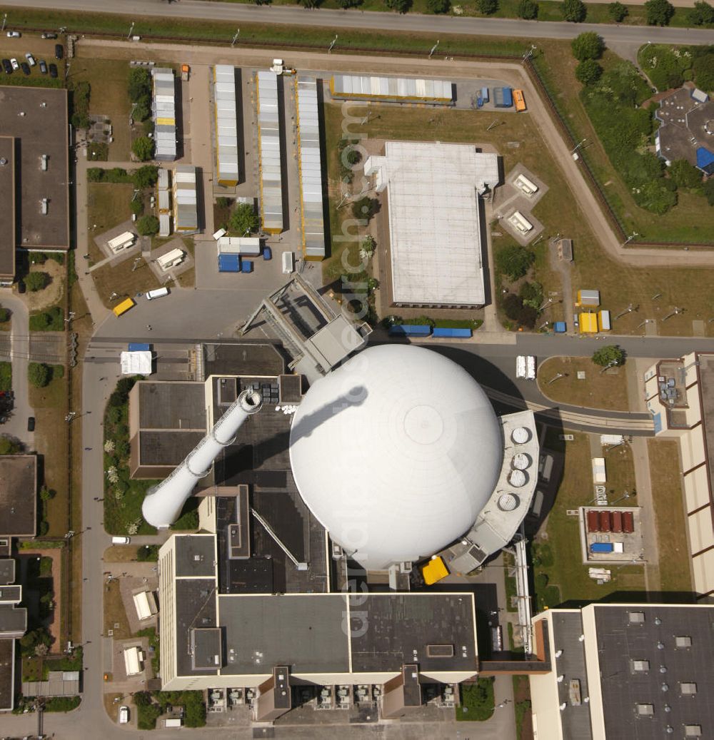 Grohnde from the bird's eye view: Kernkraftwerk KKW / Atomkraftwerk AKW Grohnde KWG an der Weser in Niedersachsen. Nuclear power station NPS / atomic plant Grohnde at the Weser river in Lower Saxony.