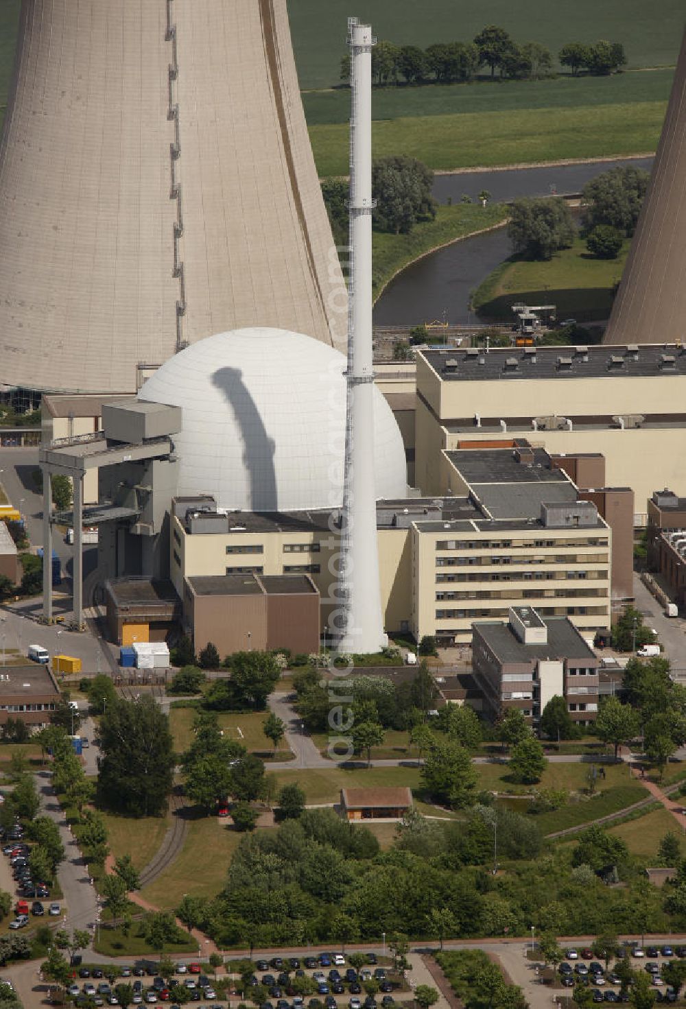 Grohnde from the bird's eye view: Kernkraftwerk KKW / Atomkraftwerk AKW Grohnde KWG an der Weser in Niedersachsen. Nuclear power station NPS / atomic plant Grohnde at the Weser river in Lower Saxony.