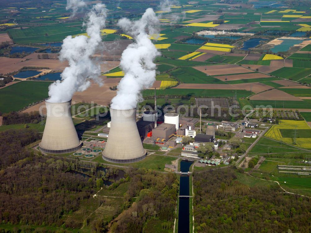 Gundremmingen from the bird's eye view: Aufsteigende Rauchwolken von den Kühltürmen des Kernkraftwerk Gundremmingen. Das KGG ist mit einer Leistung von 2 × 1344 MW das leistungsstärkste deutsche Kernkraftwerk. Es steht in Gundremmingen im schwäbischen Landkreis Günzburg in Bayern. Betreiber ist die Kernkraftwerk Gundremmingen GmbH (KGG). View of the nuclear power plant Gundremmingen (abbreviation KGG) has a capacity of 2 × 1344 MW, the most powerful German nuclear power plant.