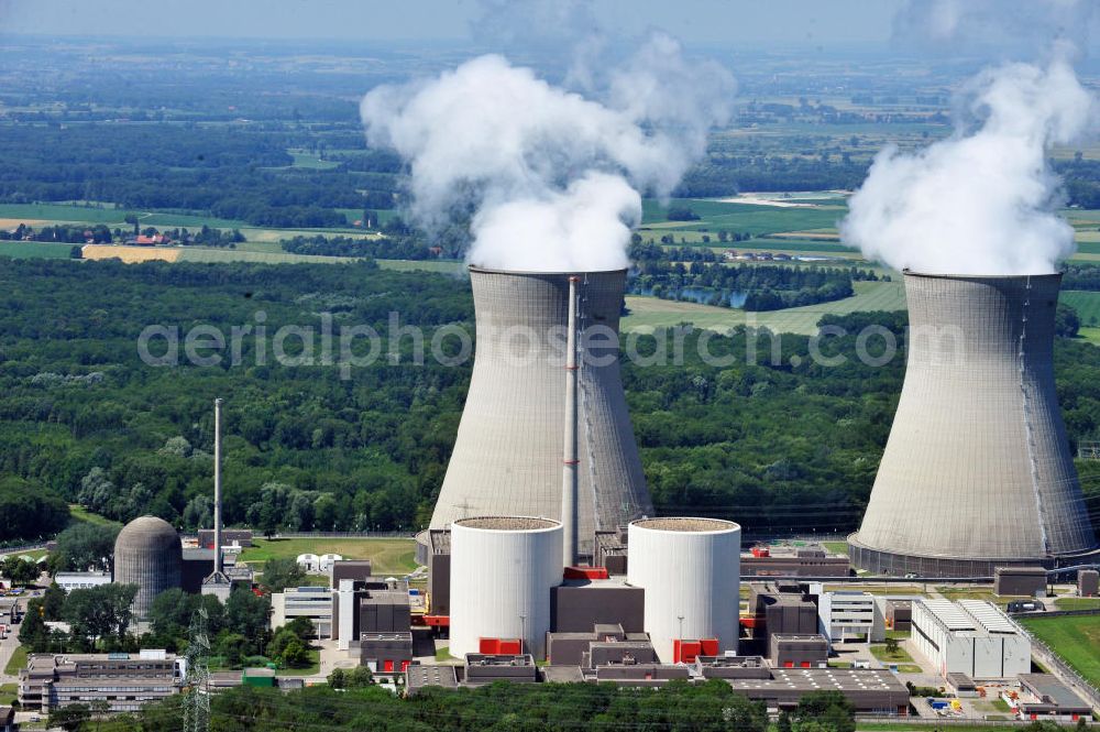 Gundremmingen from above - Kernkraftwerk KKW / Atomkraftwerk AKW Gundremmingen KGG bzw. KRB an der Donau in Bayern. Betreiber ist die Kernkraftwerk Gundremmingen GmbH (KGG). Nuclear power station NPS / atomic plant Gundremmingen at the Donau river in Bavaria.