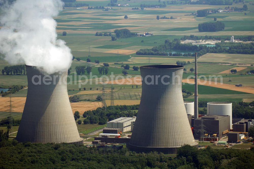 Gundremmingen from above - Das Kernkraftwerk Gundremmingen ist mit einer Leistung von 2 × 1344 MW das leistungsstärkste deutsche Kernkraftwerk. Es steht in Gundremmingen im Landkreis Günzburg in Bayern. Betreiber ist die Kernkraftwerk Gundremmingen GmbH (KGG), die zu 75 % der in Essen ansässigen RWE Power AG und zu 25 % der in Hannover ansässigen E.ON Kernkraft GmbH gehört.Auf dem Gelände des Kernkraftwerkes entstand seit August 2004 ein Zwischenlager (ZL) für verbrauchte Brennelemente.