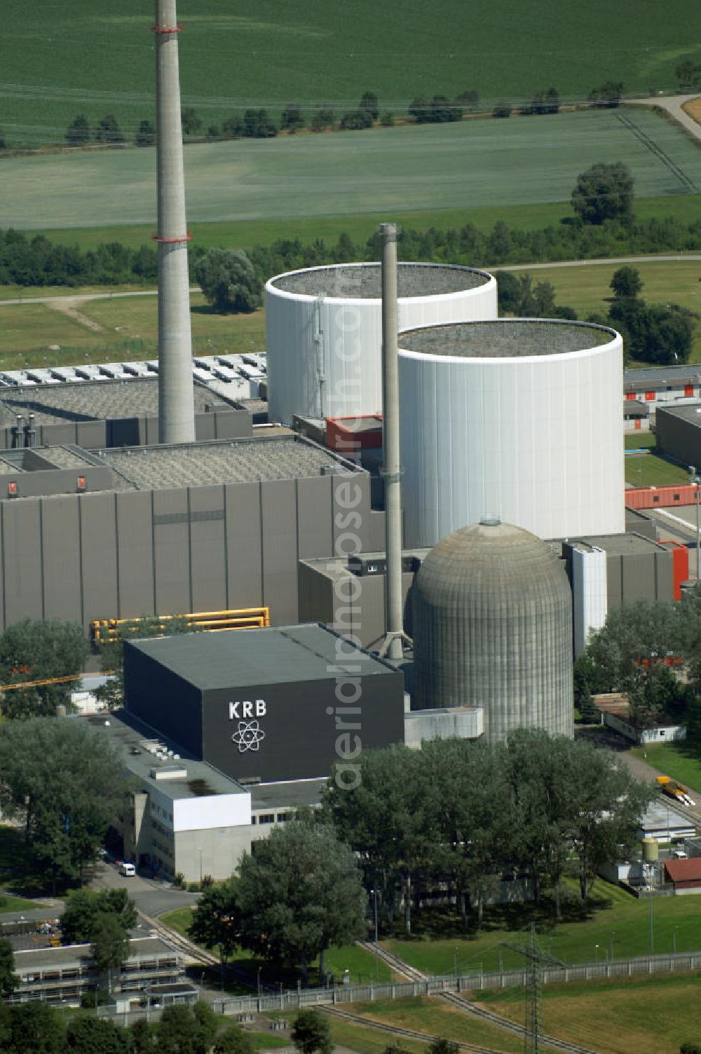 Gundremmingen from above - Das Kernkraftwerk Gundremmingen ist mit einer Leistung von 2 × 1344 MW das leistungsstärkste deutsche Kernkraftwerk. Es steht in Gundremmingen im Landkreis Günzburg in Bayern. Betreiber ist die Kernkraftwerk Gundremmingen GmbH (KGG), die zu 75 % der in Essen ansässigen RWE Power AG und zu 25 % der in Hannover ansässigen E.ON Kernkraft GmbH gehört.Auf dem Gelände des Kernkraftwerkes entstand seit August 2004 ein Zwischenlager (ZL) für verbrauchte Brennelemente.