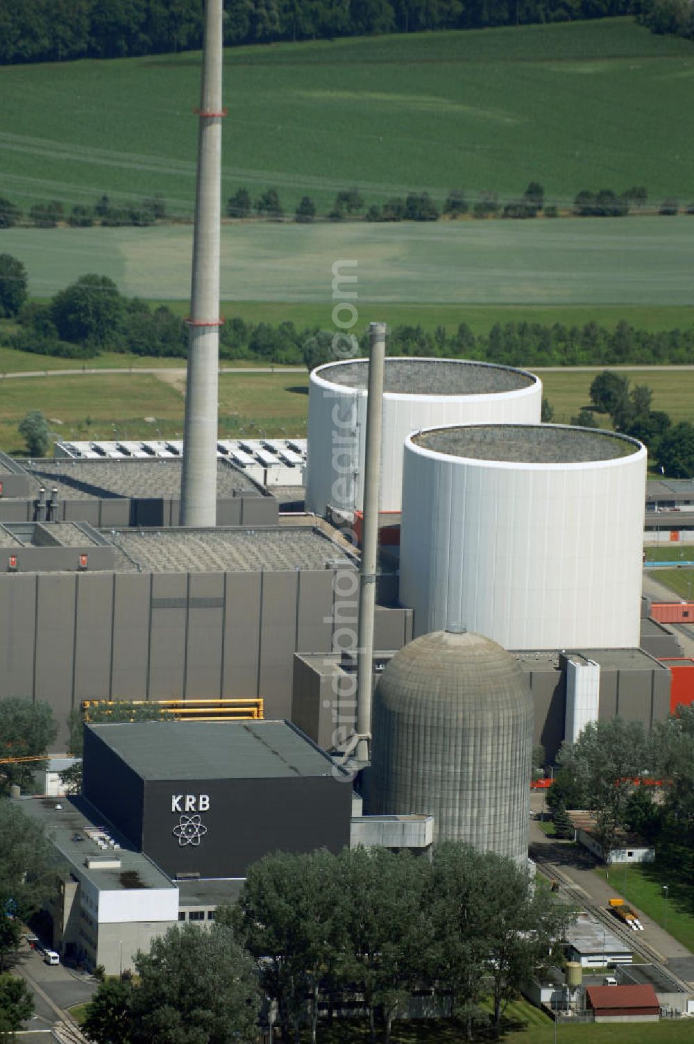 Gundremmingen from the bird's eye view: Das Kernkraftwerk Gundremmingen ist mit einer Leistung von 2 × 1344 MW das leistungsstärkste deutsche Kernkraftwerk. Es steht in Gundremmingen im Landkreis Günzburg in Bayern. Betreiber ist die Kernkraftwerk Gundremmingen GmbH (KGG), die zu 75 % der in Essen ansässigen RWE Power AG und zu 25 % der in Hannover ansässigen E.ON Kernkraft GmbH gehört.Auf dem Gelände des Kernkraftwerkes entstand seit August 2004 ein Zwischenlager (ZL) für verbrauchte Brennelemente.