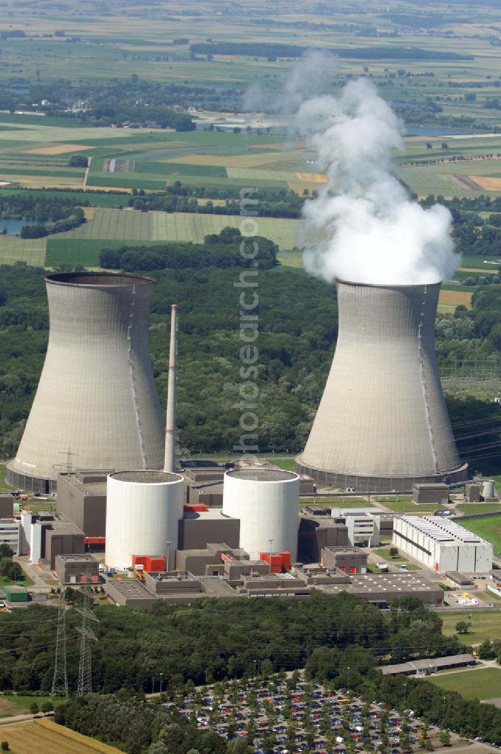 Gundremmingen from above - Das Kernkraftwerk Gundremmingen ist mit einer Leistung von 2 × 1344 MW das leistungsstärkste deutsche Kernkraftwerk. Es steht in Gundremmingen im Landkreis Günzburg in Bayern. Betreiber ist die Kernkraftwerk Gundremmingen GmbH (KGG), die zu 75 % der in Essen ansässigen RWE Power AG und zu 25 % der in Hannover ansässigen E.ON Kernkraft GmbH gehört.Auf dem Gelände des Kernkraftwerkes entstand seit August 2004 ein Zwischenlager (ZL) für verbrauchte Brennelemente.