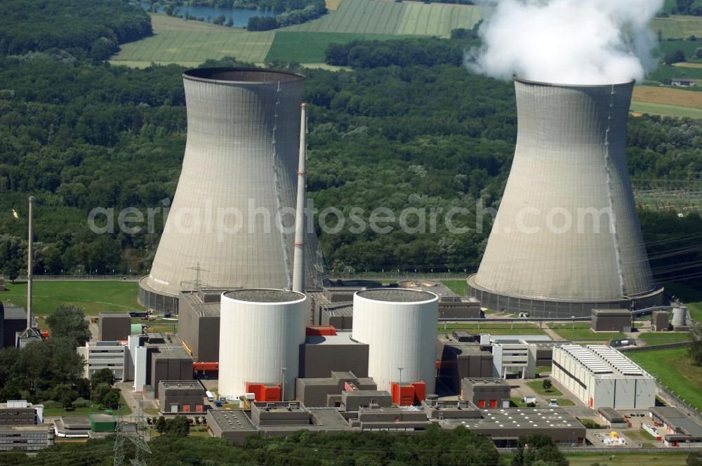 Gundremmingen from the bird's eye view: Das Kernkraftwerk Gundremmingen ist mit einer Leistung von 2 × 1344 MW das leistungsstärkste deutsche Kernkraftwerk. Es steht in Gundremmingen im Landkreis Günzburg in Bayern. Betreiber ist die Kernkraftwerk Gundremmingen GmbH (KGG), die zu 75 % der in Essen ansässigen RWE Power AG und zu 25 % der in Hannover ansässigen E.ON Kernkraft GmbH gehört.Auf dem Gelände des Kernkraftwerkes entstand seit August 2004 ein Zwischenlager (ZL) für verbrauchte Brennelemente.