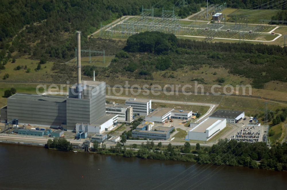 Aerial photograph Krümmel - Das Kernkraftwerk Krümmel (Abk.: KKK oder auch AKW Krümmel) liegt südöstlich von Hamburg an der Elbe, direkt am Geesthachter Ortsteil Krümmel. Es wird von der Kernkraftwerk Krümmel GmbH & Co OHG betrieben. Gesellschafter sind E.ON Kernkraft (50 %) und Vattenfall Europe Nuclear Energy GmbH (50 %). Das Kernkraftwerk befand sich aufgrund eines Transformatorenbrand vom 28. Juni 2007 bis zum 19. Juni 2009 nicht im Betrieb. Nach mehr als 200 technischen Änderungen innerhalb dieser 2-jährigen Stillstandphase erteilte das für die Atomaufsicht zuständige Sozialministerium dem Betreiber Vattenfall am 19. Juni 2009 auf Antrag die Genehmigung zum Wiederanfahren des Reaktors.