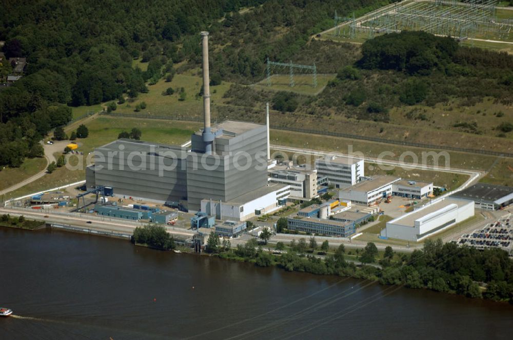 Krümmel from above - Das Kernkraftwerk Krümmel (Abk.: KKK oder auch AKW Krümmel) liegt südöstlich von Hamburg an der Elbe, direkt am Geesthachter Ortsteil Krümmel. Es wird von der Kernkraftwerk Krümmel GmbH & Co OHG betrieben. Gesellschafter sind E.ON Kernkraft (50 %) und Vattenfall Europe Nuclear Energy GmbH (50 %). Das Kernkraftwerk befand sich aufgrund eines Transformatorenbrand vom 28. Juni 2007 bis zum 19. Juni 2009 nicht im Betrieb. Nach mehr als 200 technischen Änderungen innerhalb dieser 2-jährigen Stillstandphase erteilte das für die Atomaufsicht zuständige Sozialministerium dem Betreiber Vattenfall am 19. Juni 2009 auf Antrag die Genehmigung zum Wiederanfahren des Reaktors.