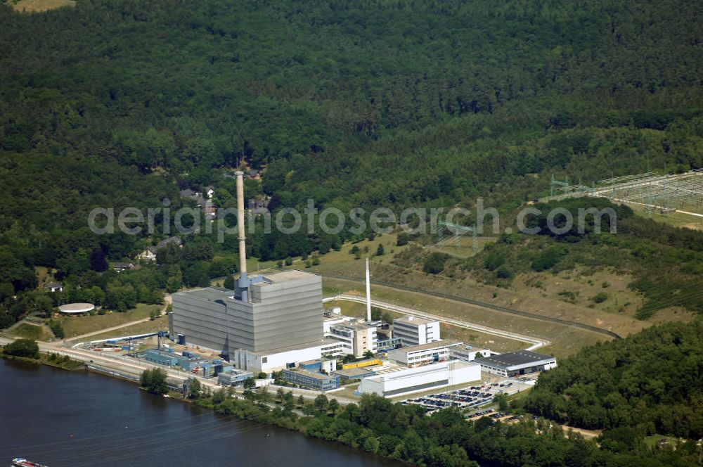 Krümmel from the bird's eye view: Das Kernkraftwerk Krümmel (Abk.: KKK oder auch AKW Krümmel) liegt südöstlich von Hamburg an der Elbe, direkt am Geesthachter Ortsteil Krümmel. Es wird von der Kernkraftwerk Krümmel GmbH & Co OHG betrieben. Gesellschafter sind E.ON Kernkraft (50 %) und Vattenfall Europe Nuclear Energy GmbH (50 %). Das Kernkraftwerk befand sich aufgrund eines Transformatorenbrand vom 28. Juni 2007 bis zum 19. Juni 2009 nicht im Betrieb. Nach mehr als 200 technischen Änderungen innerhalb dieser 2-jährigen Stillstandphase erteilte das für die Atomaufsicht zuständige Sozialministerium dem Betreiber Vattenfall am 19. Juni 2009 auf Antrag die Genehmigung zum Wiederanfahren des Reaktors.