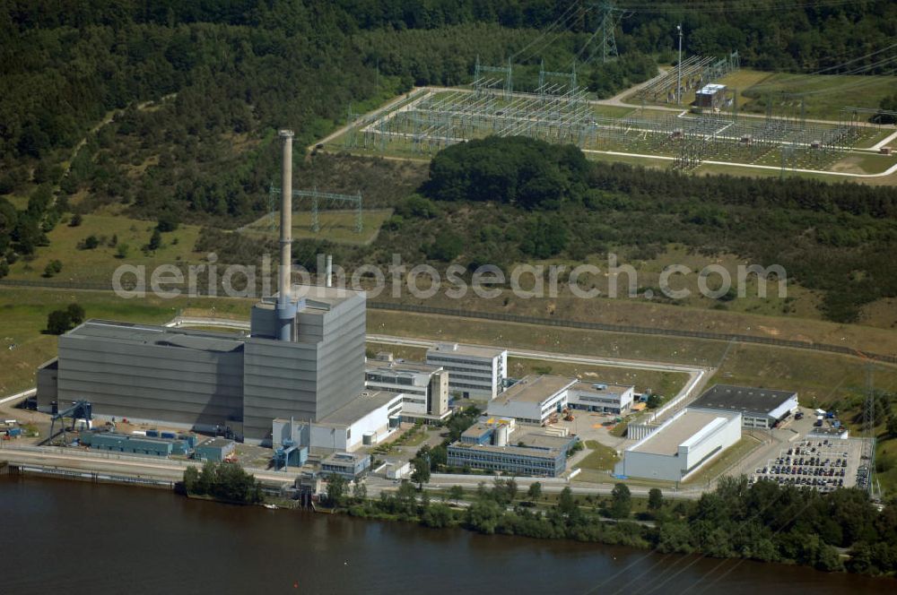 Aerial image Krümmel - Das Kernkraftwerk Krümmel (Abk.: KKK oder auch AKW Krümmel) liegt südöstlich von Hamburg an der Elbe, direkt am Geesthachter Ortsteil Krümmel. Es wird von der Kernkraftwerk Krümmel GmbH & Co OHG betrieben. Gesellschafter sind E.ON Kernkraft (50 %) und Vattenfall Europe Nuclear Energy GmbH (50 %). Das Kernkraftwerk befand sich aufgrund eines Transformatorenbrand vom 28. Juni 2007 bis zum 19. Juni 2009 nicht im Betrieb. Nach mehr als 200 technischen Änderungen innerhalb dieser 2-jährigen Stillstandphase erteilte das für die Atomaufsicht zuständige Sozialministerium dem Betreiber Vattenfall am 19. Juni 2009 auf Antrag die Genehmigung zum Wiederanfahren des Reaktors.