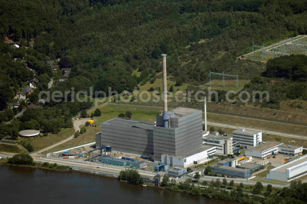 Aerial photograph Krümmel - Das Kernkraftwerk Krümmel (Abk.: KKK oder auch AKW Krümmel) liegt südöstlich von Hamburg an der Elbe, direkt am Geesthachter Ortsteil Krümmel. Es wird von der Kernkraftwerk Krümmel GmbH & Co OHG betrieben. Gesellschafter sind E.ON Kernkraft (50 %) und Vattenfall Europe Nuclear Energy GmbH (50 %). Das Kernkraftwerk befand sich aufgrund eines Transformatorenbrand vom 28. Juni 2007 bis zum 19. Juni 2009 nicht im Betrieb. Nach mehr als 200 technischen Änderungen innerhalb dieser 2-jährigen Stillstandphase erteilte das für die Atomaufsicht zuständige Sozialministerium dem Betreiber Vattenfall am 19. Juni 2009 auf Antrag die Genehmigung zum Wiederanfahren des Reaktors.