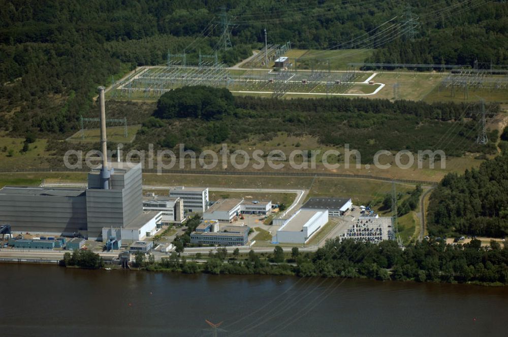 Krümmel from above - Das Kernkraftwerk Krümmel (Abk.: KKK oder auch AKW Krümmel) liegt südöstlich von Hamburg an der Elbe, direkt am Geesthachter Ortsteil Krümmel. Es wird von der Kernkraftwerk Krümmel GmbH & Co OHG betrieben. Gesellschafter sind E.ON Kernkraft (50 %) und Vattenfall Europe Nuclear Energy GmbH (50 %). Das Kernkraftwerk befand sich aufgrund eines Transformatorenbrand vom 28. Juni 2007 bis zum 19. Juni 2009 nicht im Betrieb. Nach mehr als 200 technischen Änderungen innerhalb dieser 2-jährigen Stillstandphase erteilte das für die Atomaufsicht zuständige Sozialministerium dem Betreiber Vattenfall am 19. Juni 2009 auf Antrag die Genehmigung zum Wiederanfahren des Reaktors.