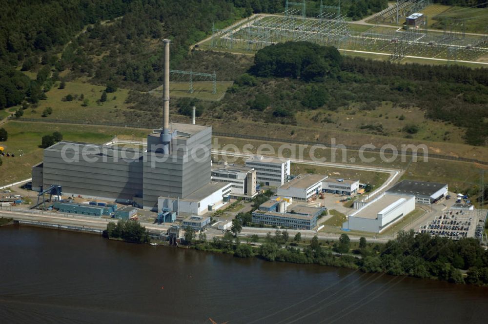 Krümmel from the bird's eye view: Das Kernkraftwerk Krümmel (Abk.: KKK oder auch AKW Krümmel) liegt südöstlich von Hamburg an der Elbe, direkt am Geesthachter Ortsteil Krümmel. Es wird von der Kernkraftwerk Krümmel GmbH & Co OHG betrieben. Gesellschafter sind E.ON Kernkraft (50 %) und Vattenfall Europe Nuclear Energy GmbH (50 %). Das Kernkraftwerk befand sich aufgrund eines Transformatorenbrand vom 28. Juni 2007 bis zum 19. Juni 2009 nicht im Betrieb. Nach mehr als 200 technischen Änderungen innerhalb dieser 2-jährigen Stillstandphase erteilte das für die Atomaufsicht zuständige Sozialministerium dem Betreiber Vattenfall am 19. Juni 2009 auf Antrag die Genehmigung zum Wiederanfahren des Reaktors.