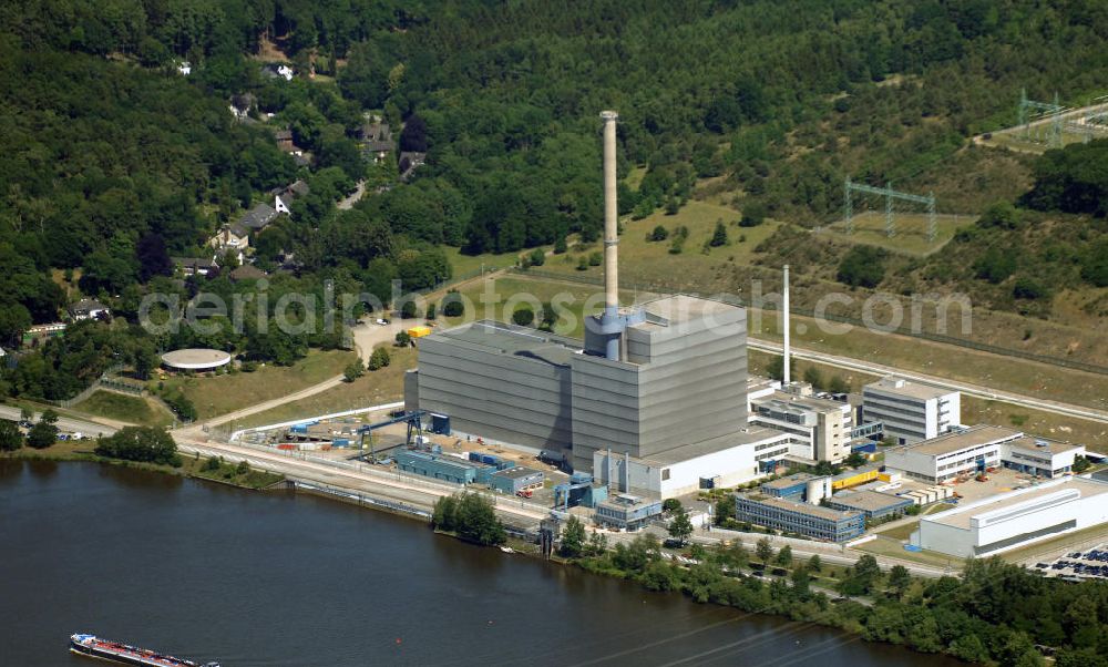 Aerial image Krümmel - Das Kernkraftwerk Krümmel (Abk.: KKK oder auch AKW Krümmel) liegt südöstlich von Hamburg an der Elbe, direkt am Geesthachter Ortsteil Krümmel. Es wird von der Kernkraftwerk Krümmel GmbH & Co OHG betrieben. Gesellschafter sind E.ON Kernkraft (50 %) und Vattenfall Europe Nuclear Energy GmbH (50 %). Das Kernkraftwerk befand sich aufgrund eines Transformatorenbrand vom 28. Juni 2007 bis zum 19. Juni 2009 nicht im Betrieb. Nach mehr als 200 technischen Änderungen innerhalb dieser 2-jährigen Stillstandphase erteilte das für die Atomaufsicht zuständige Sozialministerium dem Betreiber Vattenfall am 19. Juni 2009 auf Antrag die Genehmigung zum Wiederanfahren des Reaktors.