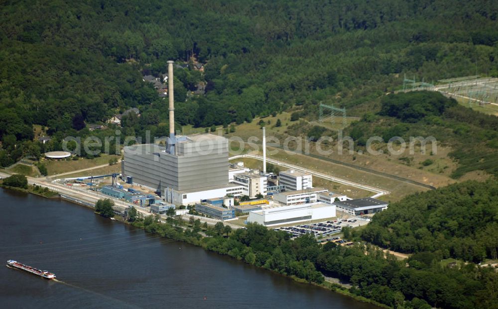 Krümmel from above - Das Kernkraftwerk Krümmel (Abk.: KKK oder auch AKW Krümmel) liegt südöstlich von Hamburg an der Elbe, direkt am Geesthachter Ortsteil Krümmel. Es wird von der Kernkraftwerk Krümmel GmbH & Co OHG betrieben. Gesellschafter sind E.ON Kernkraft (50 %) und Vattenfall Europe Nuclear Energy GmbH (50 %). Das Kernkraftwerk befand sich aufgrund eines Transformatorenbrand vom 28. Juni 2007 bis zum 19. Juni 2009 nicht im Betrieb. Nach mehr als 200 technischen Änderungen innerhalb dieser 2-jährigen Stillstandphase erteilte das für die Atomaufsicht zuständige Sozialministerium dem Betreiber Vattenfall am 19. Juni 2009 auf Antrag die Genehmigung zum Wiederanfahren des Reaktors.