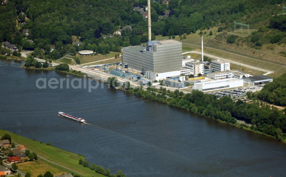 Krümmel from the bird's eye view: Das Kernkraftwerk Krümmel (Abk.: KKK oder auch AKW Krümmel) liegt südöstlich von Hamburg an der Elbe, direkt am Geesthachter Ortsteil Krümmel. Es wird von der Kernkraftwerk Krümmel GmbH & Co OHG betrieben. Gesellschafter sind E.ON Kernkraft (50 %) und Vattenfall Europe Nuclear Energy GmbH (50 %). Das Kernkraftwerk befand sich aufgrund eines Transformatorenbrand vom 28. Juni 2007 bis zum 19. Juni 2009 nicht im Betrieb. Nach mehr als 200 technischen Änderungen innerhalb dieser 2-jährigen Stillstandphase erteilte das für die Atomaufsicht zuständige Sozialministerium dem Betreiber Vattenfall am 19. Juni 2009 auf Antrag die Genehmigung zum Wiederanfahren des Reaktors.