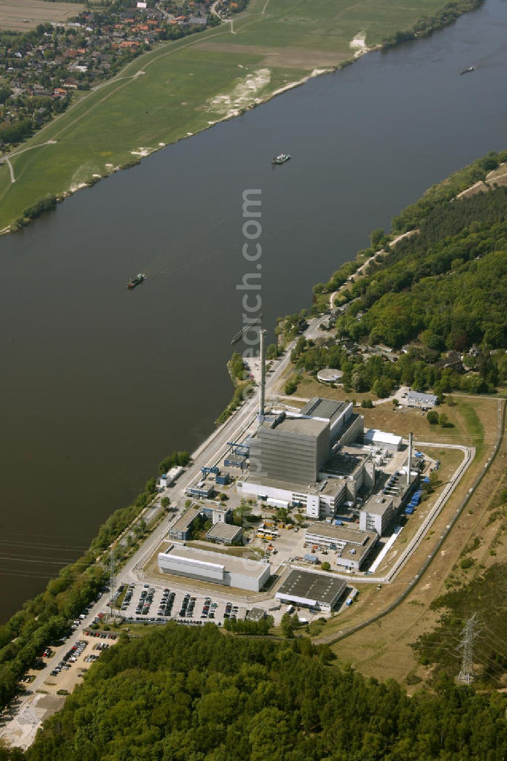 KRÜMMEL / GEESTHACHT from the bird's eye view: Blick auf das Kernkraftwerk Krümmel / Geesthacht in Schleswig-Holstein. Nuclear power station Krümmel / Geesthacht.