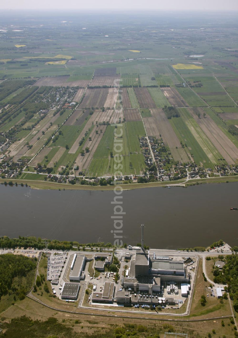 KRÜMMEL / GEESTHACHT from the bird's eye view: Blick auf das Kernkraftwerk Krümmel / Geesthacht in Schleswig-Holstein. Nuclear power station Krümmel / Geesthacht.