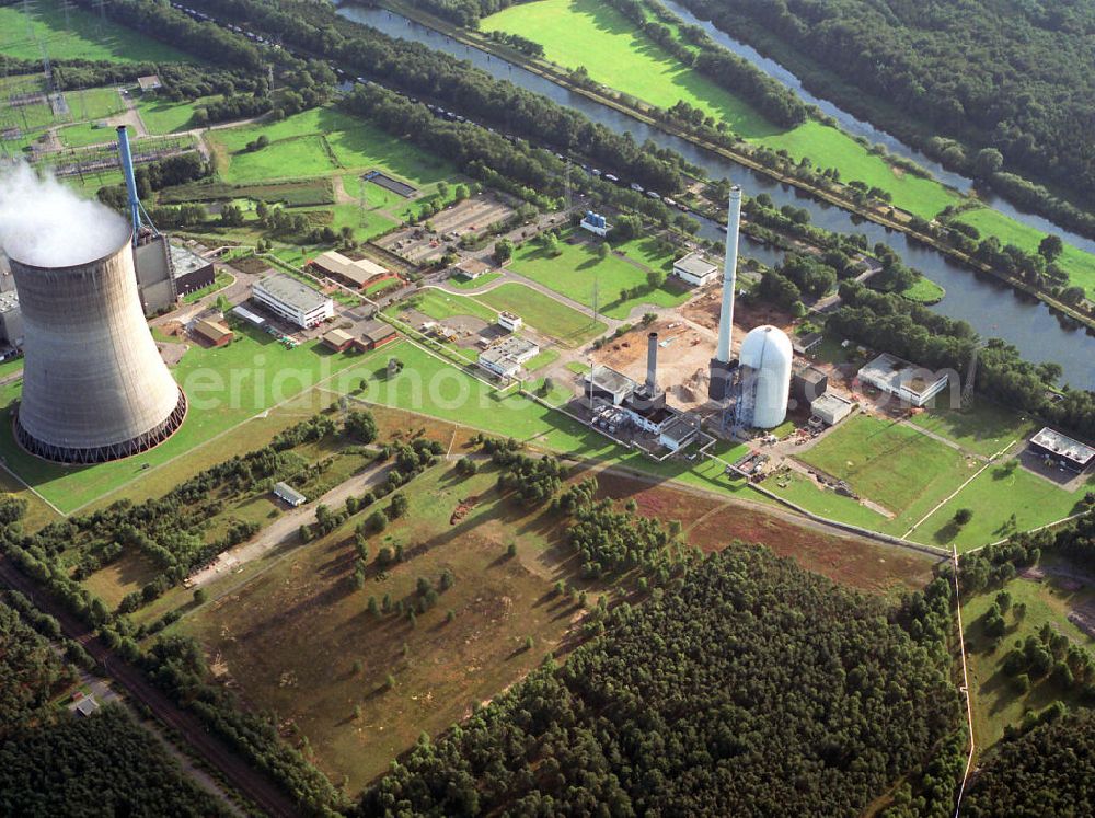 Lingen from above - Kernkaftwerk KKW / Atomkraftwerk AKW Lingen KWL (r) und das Erdgaskraftwerk Emsland (l) an der Ems in Niedersachsen. Nuclear power station NPS / atomic power plant Lingen and the gas power station Emsland at the river Ems in Lower Saxony.