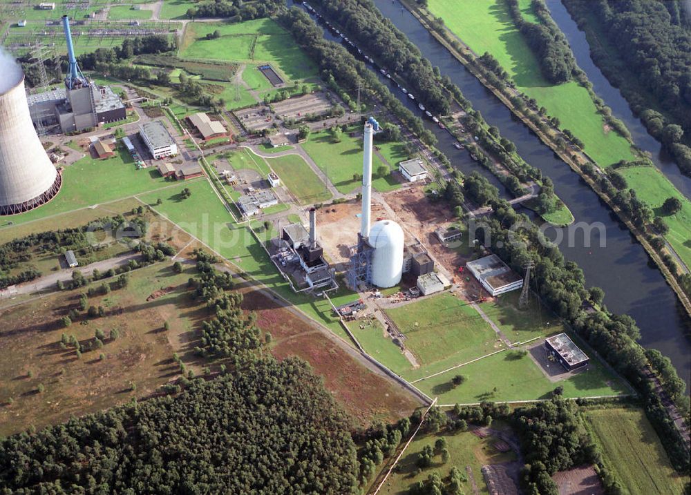 Lingen from the bird's eye view: Kernkaftwerk KKW / Atomkraftwerk AKW Lingen KWL (r) und das Erdgaskraftwerk Emsland (l) an der Ems in Niedersachsen. Nuclear power station NPS / atomic power plant Lingen and the gas power station Emsland at the river Ems in Lower Saxony.