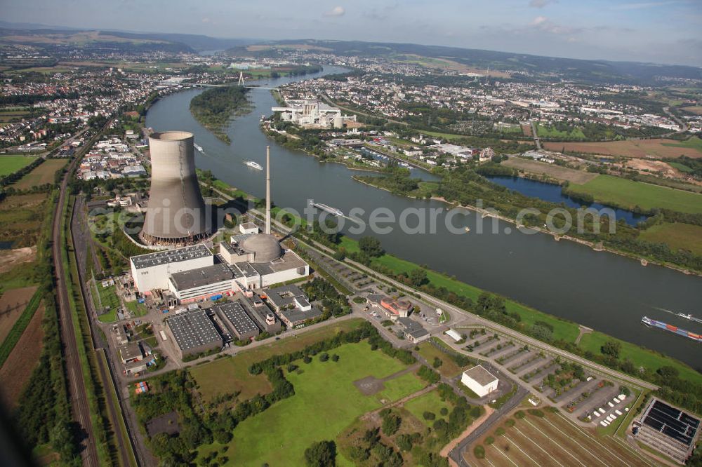 Mülheim-Kärlich from above - Blick auf das Kernkraftwerk am Rhein bei Mülheim-Kärlich. Betreibergesellschaft ist die Société Luxembourgeoise de Centrales Nucléaires, eine Tochter des Energiekonzerns RWE. Das einzige Kernkraftwerk in Rheinland-Pfalz wurde 1986 fertiggestellt, musste aber wegen einer fehlerhaften Baugenehmigung schon 1988 wieder vom Netz genommen werden. Nach einer höchstrichterlichen Entscheidung aus dem Jahr 1998 darf die Anlage nicht wieder in Betrieb genommen werden. Ihr Rückbau soll bis 2012 beendet sein. Die Stadt Mülheim-Kärlich ist mit etwa 10.700 Einwohnern die größte Kommune der Verbandsgemeinde Weißenthurm im nördlichen Rheinland-Pfalz. View of the nuclear power plant in Mülheim on the Rhine.