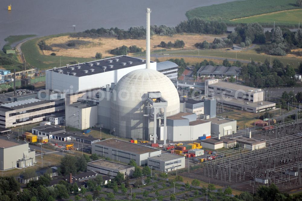 Nordenham from above - Das Kernkraftwerk Unterweser (KKU - auch bekannt als KKW Esenshamm und KKW Kleinensiel) befindet sich zwischen der Stadt Nordenham und dem Ort Rodenkirchen, Gemeinde Stadland im Landkreis Wesermarsch, Niedersachsen. Es wurde in den 1970er Jahren von Siemens/KWU gebaut und ging am 29. September 1978 ans Netz. Der Reaktor wurde erstmals am 16. September 1978 kritisch. Bei der Inbetriebnahme war das KKU das größte Kernkraftwerk der Welt. Betreiber des KKU war damals NWK, später PreussenElektra. Es besitzt einen Druckwasserreaktor. Im Reaktor des Kernkraftwerks befinden sich 193 Brennelemente. Das Kernkraftwerk Unterweser hat eine elektrische Leistung von 1.410 MW. Es wird von der E.ON Kernkraft GmbH betrieben.