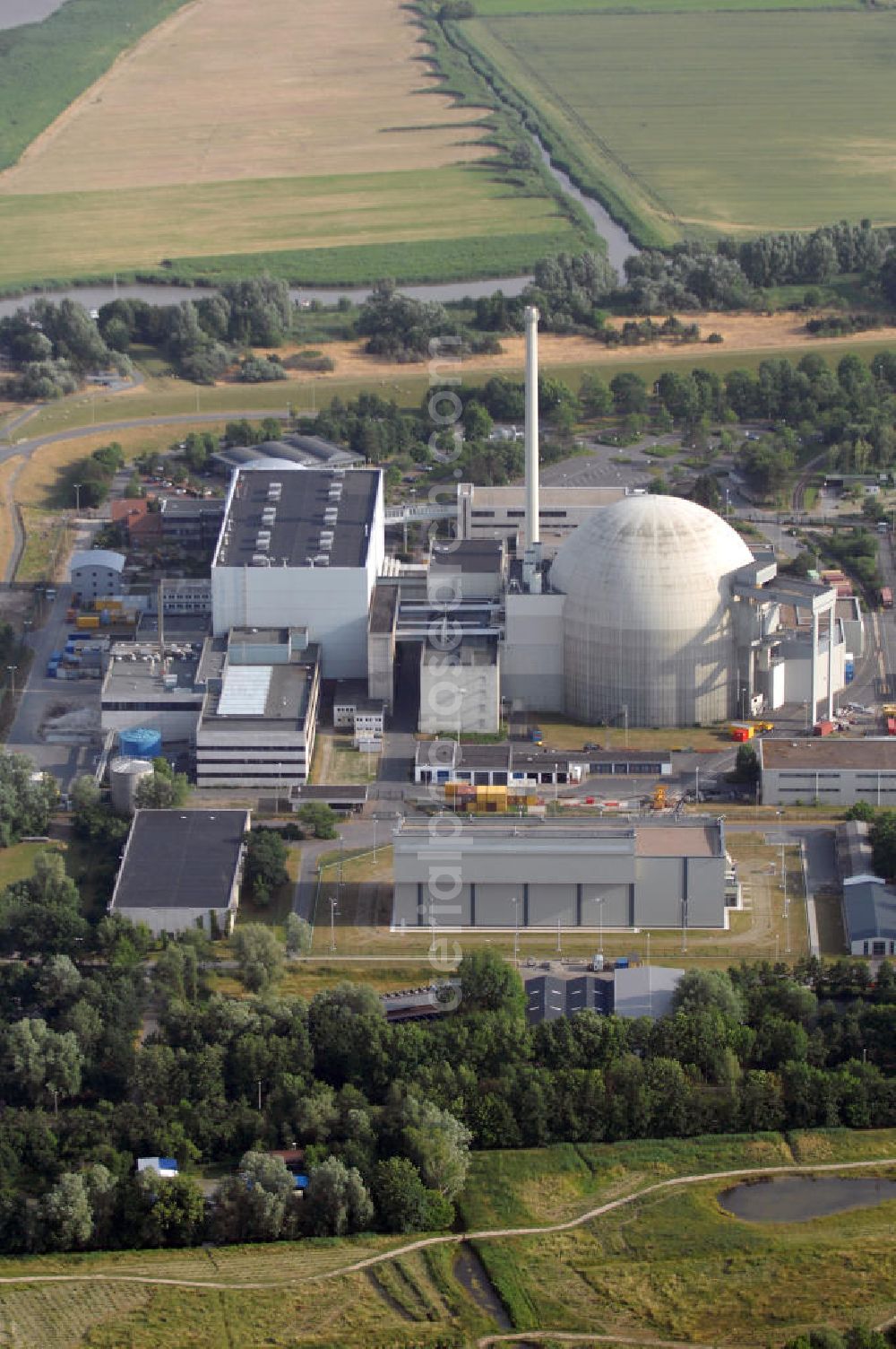 Nordenham from the bird's eye view: Das Kernkraftwerk Unterweser (KKU - auch bekannt als KKW Esenshamm und KKW Kleinensiel) befindet sich zwischen der Stadt Nordenham und dem Ort Rodenkirchen, Gemeinde Stadland im Landkreis Wesermarsch, Niedersachsen. Es wurde in den 1970er Jahren von Siemens/KWU gebaut und ging am 29. September 1978 ans Netz. Der Reaktor wurde erstmals am 16. September 1978 kritisch. Bei der Inbetriebnahme war das KKU das größte Kernkraftwerk der Welt. Betreiber des KKU war damals NWK, später PreussenElektra. Es besitzt einen Druckwasserreaktor. Im Reaktor des Kernkraftwerks befinden sich 193 Brennelemente. Das Kernkraftwerk Unterweser hat eine elektrische Leistung von 1.410 MW. Es wird von der E.ON Kernkraft GmbH betrieben.