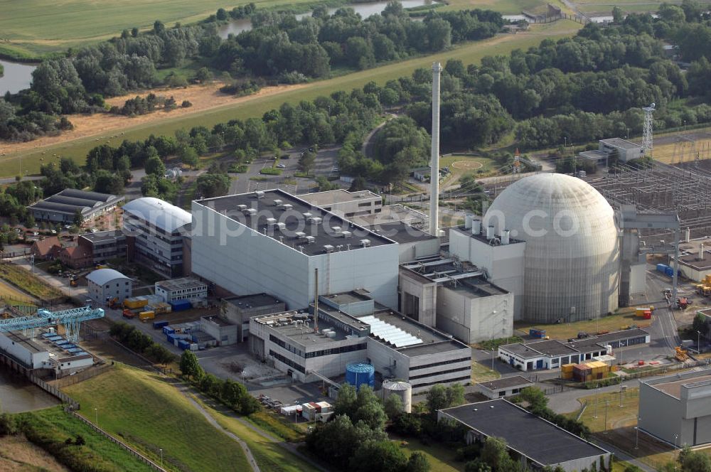 Nordenham from above - Das Kernkraftwerk Unterweser (KKU - auch bekannt als KKW Esenshamm und KKW Kleinensiel) befindet sich zwischen der Stadt Nordenham und dem Ort Rodenkirchen, Gemeinde Stadland im Landkreis Wesermarsch, Niedersachsen. Es wurde in den 1970er Jahren von Siemens/KWU gebaut und ging am 29. September 1978 ans Netz. Der Reaktor wurde erstmals am 16. September 1978 kritisch. Bei der Inbetriebnahme war das KKU das größte Kernkraftwerk der Welt. Betreiber des KKU war damals NWK, später PreussenElektra. Es besitzt einen Druckwasserreaktor. Im Reaktor des Kernkraftwerks befinden sich 193 Brennelemente. Das Kernkraftwerk Unterweser hat eine elektrische Leistung von 1.410 MW. Es wird von der E.ON Kernkraft GmbH betrieben.