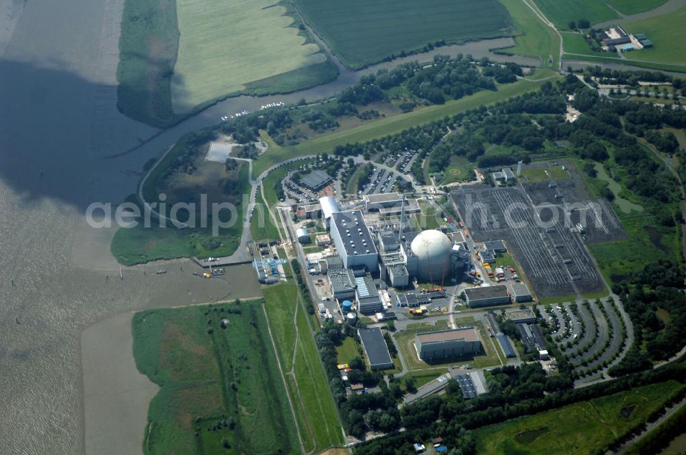 Nordenham from above - Das Kernkraftwerk Unterweser (KKU - auch bekannt als KKW Esenshamm und KKW Kleinensiel) befindet sich zwischen der Stadt Nordenham und dem Ort Rodenkirchen, Gemeinde Stadland im Landkreis Wesermarsch, Niedersachsen. Es wurde in den 1970er Jahren von Siemens/KWU gebaut und ging am 29. September 1978 ans Netz. Der Reaktor wurde erstmals am 16. September 1978 kritisch. Bei der Inbetriebnahme war das KKU das größte Kernkraftwerk der Welt. Betreiber des KKU war damals NWK, später PreussenElektra. Es besitzt einen Druckwasserreaktor. Im Reaktor des Kernkraftwerks befinden sich 193 Brennelemente. Das Kernkraftwerk Unterweser hat eine elektrische Leistung von 1.410 MW. Es wird von der E.ON Kernkraft GmbH betrieben.