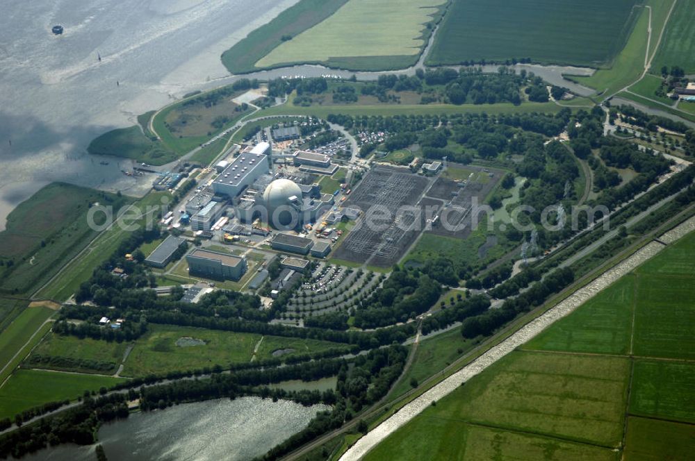 Aerial photograph Nordenham - Das Kernkraftwerk Unterweser (KKU - auch bekannt als KKW Esenshamm und KKW Kleinensiel) befindet sich zwischen der Stadt Nordenham und dem Ort Rodenkirchen, Gemeinde Stadland im Landkreis Wesermarsch, Niedersachsen. Es wurde in den 1970er Jahren von Siemens/KWU gebaut und ging am 29. September 1978 ans Netz. Der Reaktor wurde erstmals am 16. September 1978 kritisch. Bei der Inbetriebnahme war das KKU das größte Kernkraftwerk der Welt. Betreiber des KKU war damals NWK, später PreussenElektra. Es besitzt einen Druckwasserreaktor. Im Reaktor des Kernkraftwerks befinden sich 193 Brennelemente. Das Kernkraftwerk Unterweser hat eine elektrische Leistung von 1.410 MW. Es wird von der E.ON Kernkraft GmbH betrieben.