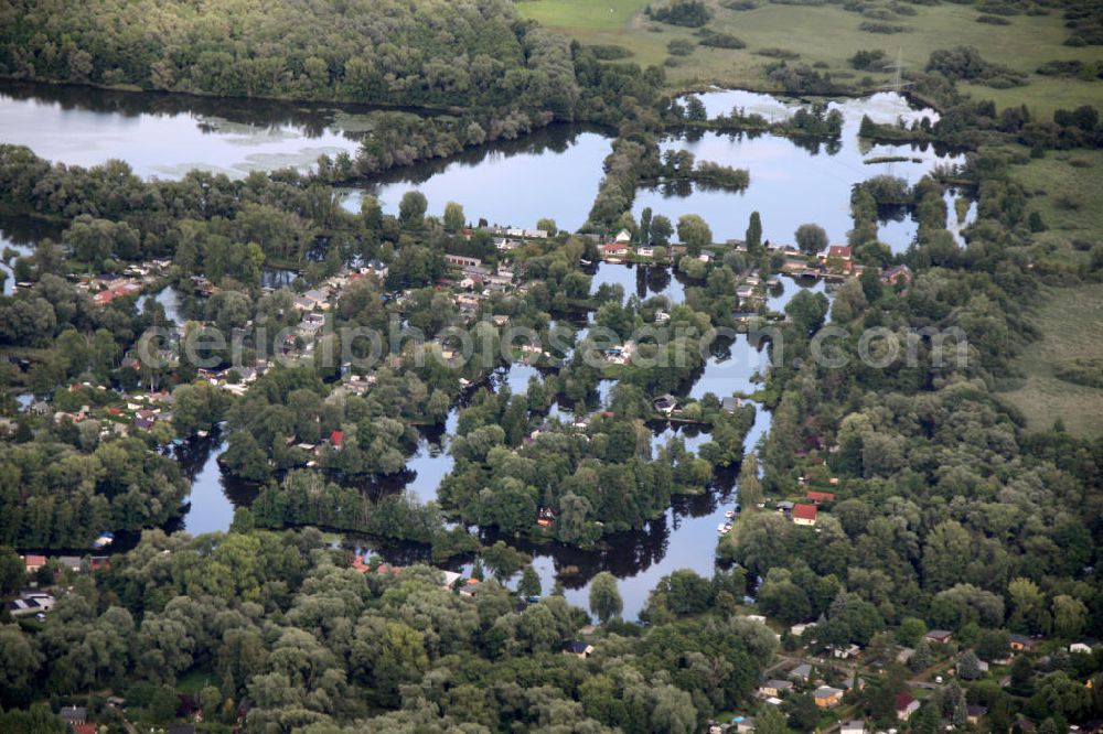 Ketzin from the bird's eye view: Siedlung Brückenkopf bei Ketzin. Das Stadtgebiet rings um Ketzin ist eine geschützte Naturlandschaft mit einer ausgedehnten Seen- und Bruchlandschaft, auch Klein Venedig genannt.