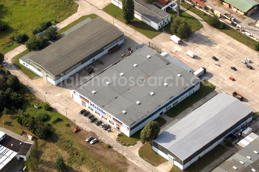 Aerial photograph Berlin - Blick auf die Verkaufsfiliale der kfzteile24 GmbH in Berlin-Mahlsdorf. Ansässig im Bezirk Marzahn-Hellersdorf in der Landsberger Straße / B1 verkauft die Firma hauptsächlich Kfz-Ersatzteile und Zubehör für PKW und Transporter. Kontakt: