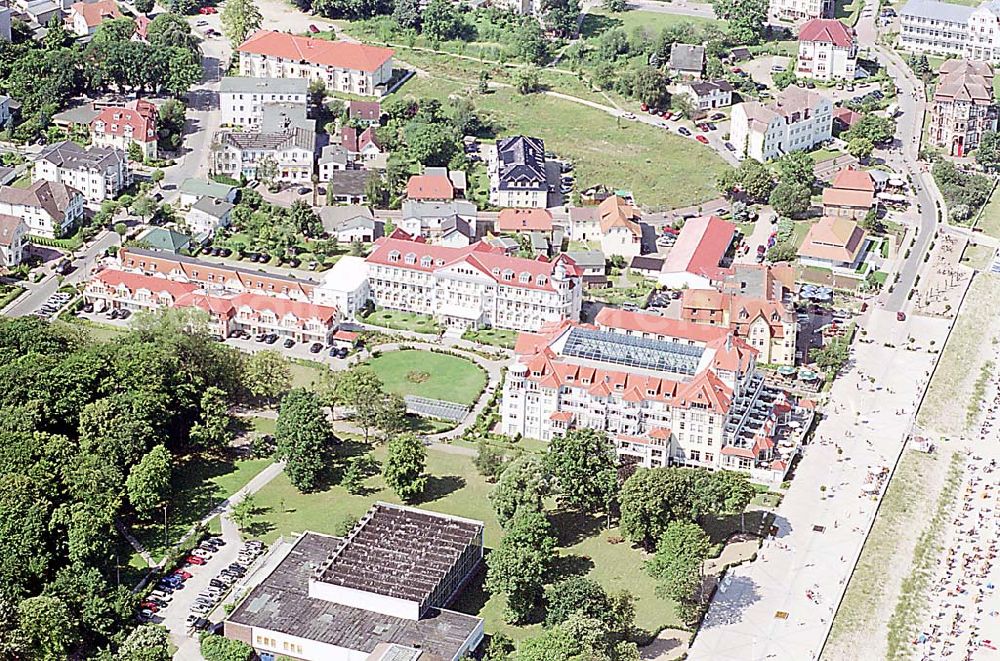 Kühlungsborn / Mecklenburg Vorpommern from the bird's eye view: Kühlungsborn in Mecklenburg Vorpommern Hotelneubaukomplex Appartemnethaus Meeresblick Ostseeallee 45 18225 Ostseebad Kühlingsborn KONTAKT: Karin & Peter Kreye Kirchhofstr. 5A 212 55 Tostedt wochentags von 9:00 bis 16:00 Uhr Telefon: 040 358 99 14 Fax: 040 358 99 17 Mail: Pkreye@t-online.de ab 19:00 Uhr und am Wochenende Telefon: 04182 6822 Fax: 04182 291410 Mail: Pkreye@t-online.de