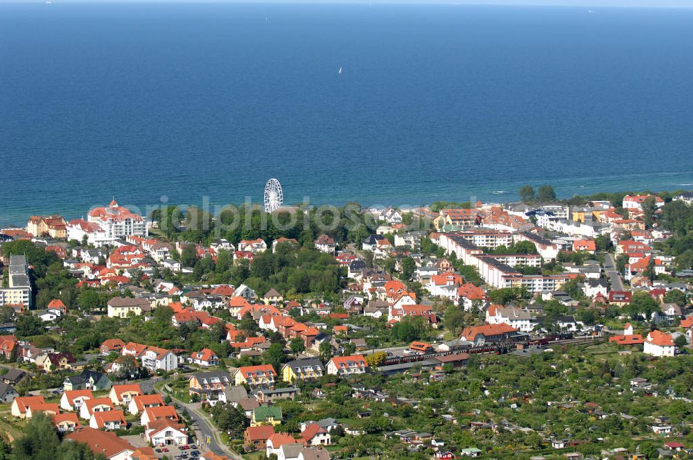 Kühlungsborn from above - Blick auf das Stadtzentrum West von Kühlungsborn im Landkreis Bad Doberan in Mecklenburg-Vorpommern. Hinter Kleingartenanlagen befindet sich der Bahnhof Kühlungsborn West der Mecklenburgischen Bäderbahn Molli, die zwischen Bad Doberan, Heiligendamm und Ostseebad Kühlungsborn verkehrt. Kontakt: Mecklenburgische Bäderbahn Molli GmbH, Tel.: +49 (0)38203 - 4150,