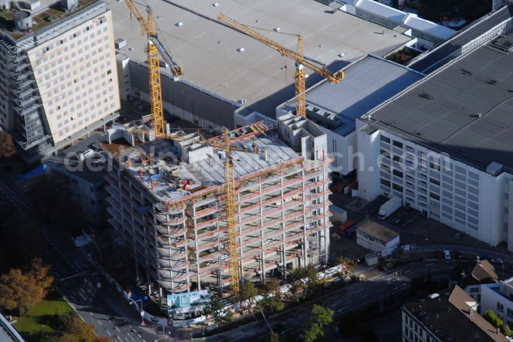 Frankfurt am Main from the bird's eye view: Blick auf die Baustelle der neuen Europazentrale von KIA MOTORS in Frankfurt am Main in unmittelbarer Nähe des Messegeländes. Bezugsfertig ist der 26.000 Quadratmeter große Neubau an der Theodor-Heuss-Allee Ende 2006, der das Designzentrum beherbergen wird und zudem europaweite Marketing-, Vertriebs- und After-Sales-Aktivitäten. Außerdem wird hier eine Sales Academy und ein technisches Servicecenter eingerichtet sowie das europäische IT-Zentrum von KIA MOTORS.