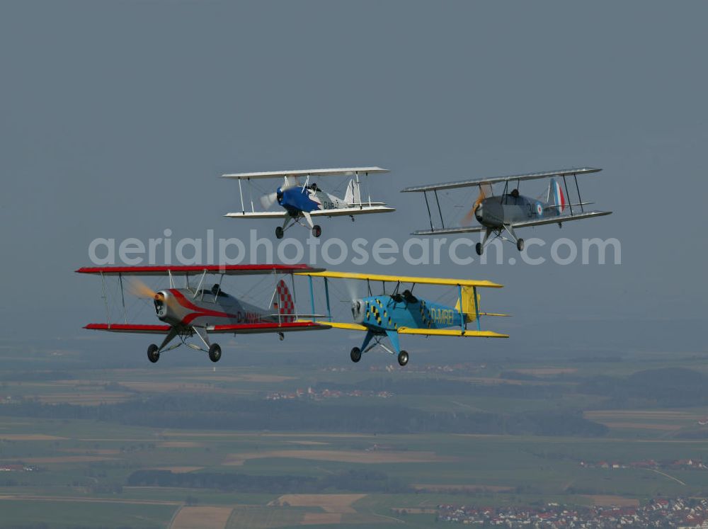 Neresheim- Elchingen from above - Flugzeug / Ultraleicht-Flugzeug UL vom Typ Platzer Kiebitz fliegen eine Formation nahe dem Flugplatz Aalen-Heidenheim-Elchingen EDPA in Baden-Württemberg. Formation flight with Microlight aircrafts near by the airfield Aalen in Baden-Wuerttemberg.