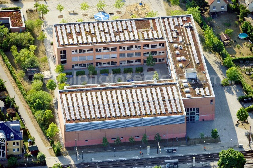 Berlin from the bird's eye view: Kiekemal primary school at the street Hultschiner Damm in the district Mahlsdorf of Berlin