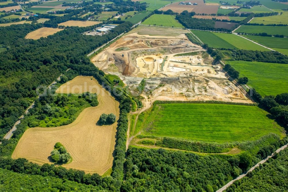 Aerial photograph Bottrop - Site and tailings area of the gravel mining Dinslakener Strasse destrict Kirchhellen in Bottrop in the state North Rhine-Westphalia