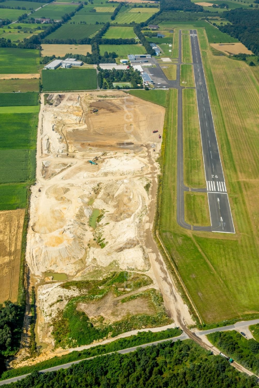 Aerial photograph Bottrop - Site and tailings area of the gravel mining airfield Schwarze Heide on destrict Kirchhellen in Bottrop in the state North Rhine-Westphalia