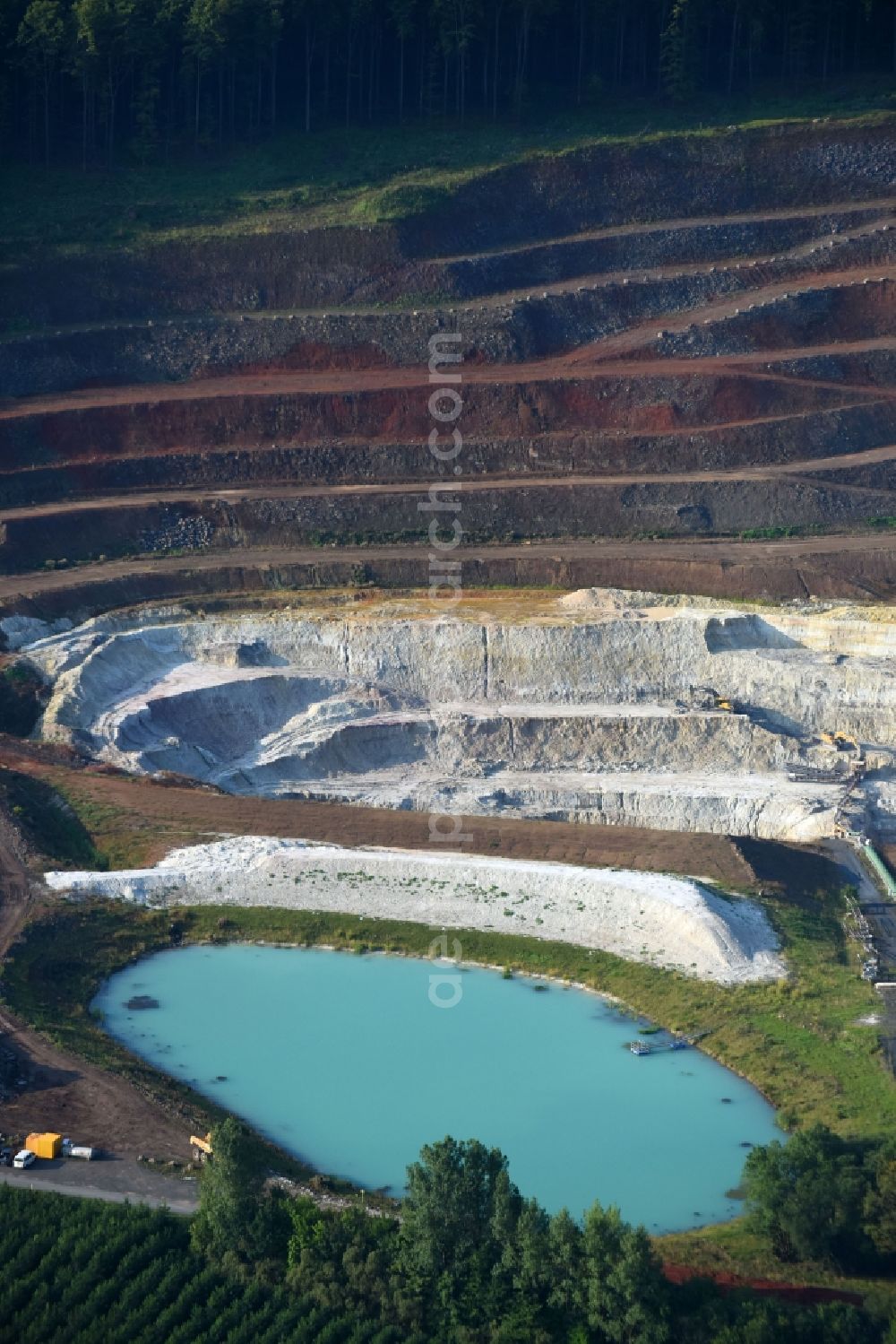 Greifenstein from the bird's eye view: Site and tailings area of the gravel mining in Greifenstein in the state Hesse, Germany