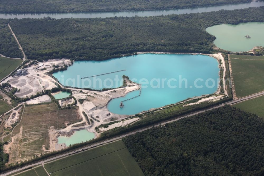 Breisach am Rhein from the bird's eye view: Site, quarry pond and tailings area of the gravel mining in the quarry pond Oberrimsingen near Breisach am Rhein in the state Baden-Wuerttemberg