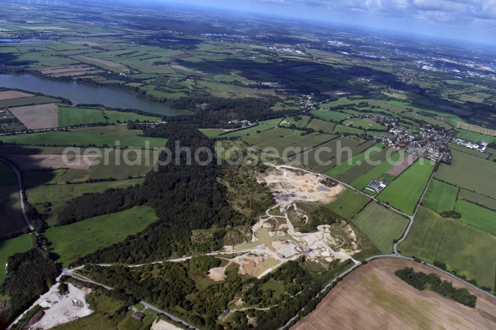 Oeversee from the bird's eye view: Site and tailings area of the gravel mining of the Gonde Clausen Kies- und Betonwerk Oeversee GmbH in Oeversee in the state Schleswig-Holstein