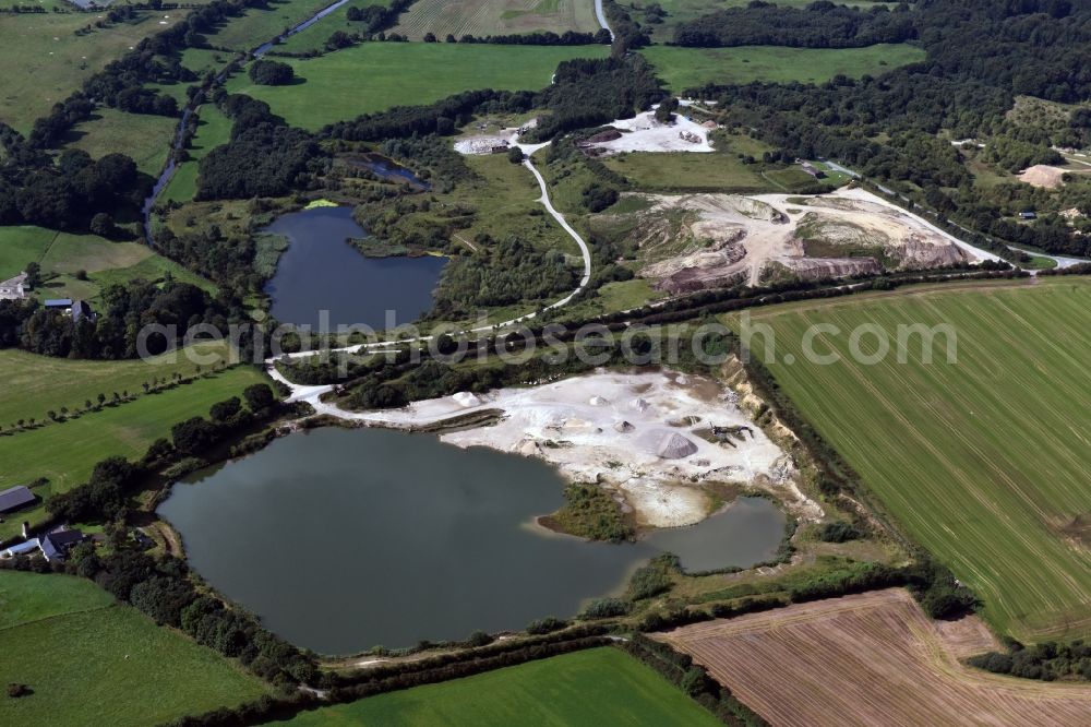 Oeversee from the bird's eye view: Site and tailings area of the gravel mining of the Gonde Clausen Kies- und Betonwerk Oeversee GmbH in Oeversee in the state Schleswig-Holstein