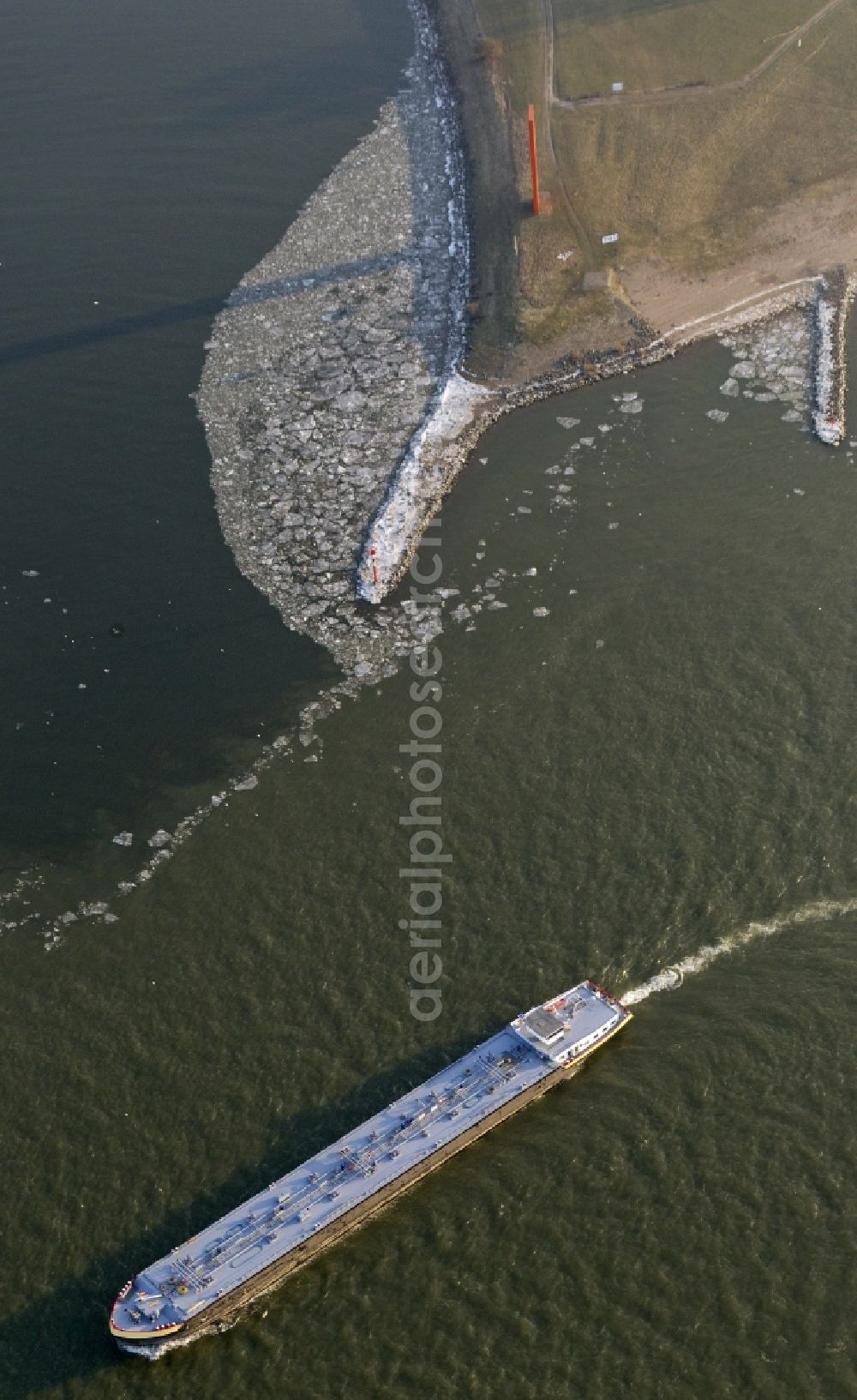 Aerial photograph Duisburg - Gravel at the Ruhr estuary in North Port in Duisburg in Nordrhein-Westfalen. The Ruhr flows into the Rhine here