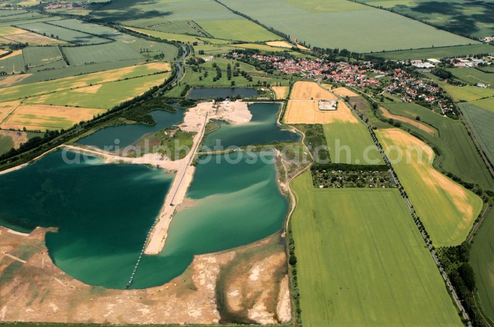 Sömmerda-Leubingen from the bird's eye view: In the south of Leubingen, a district of Soemmerda in Thuringia are gravel pits. These are used both as a lake, in other areas builds Dyckerhoff GmbH in a gravel pit further aggregates for concrete gravel and sand from